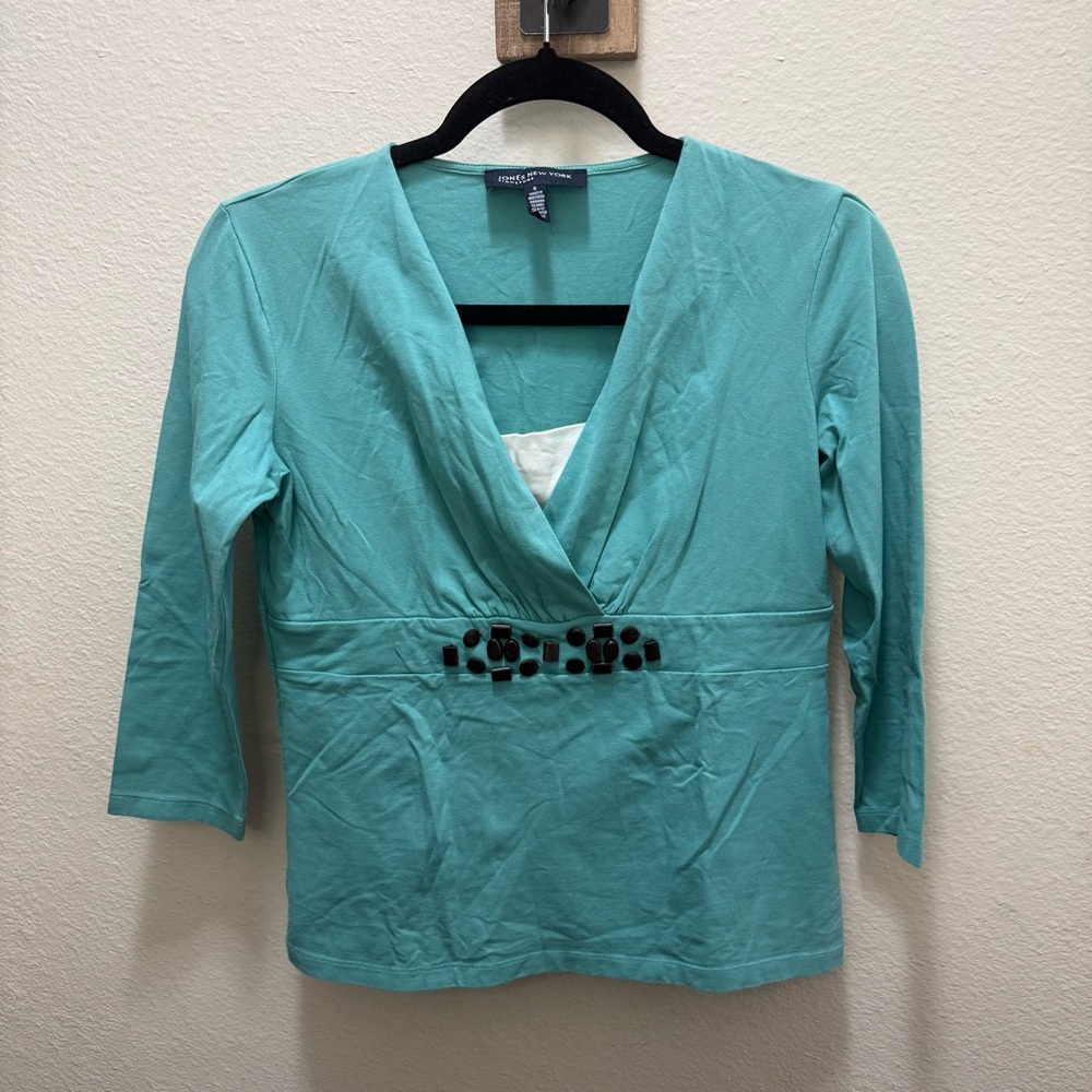 Jones New York - signature Teal Shirt Sz small - wood beads-as new condition